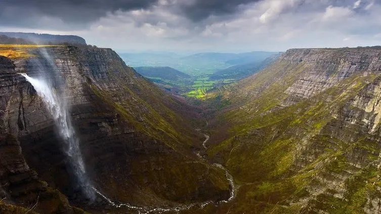 Persona practicando yoga al amanecer