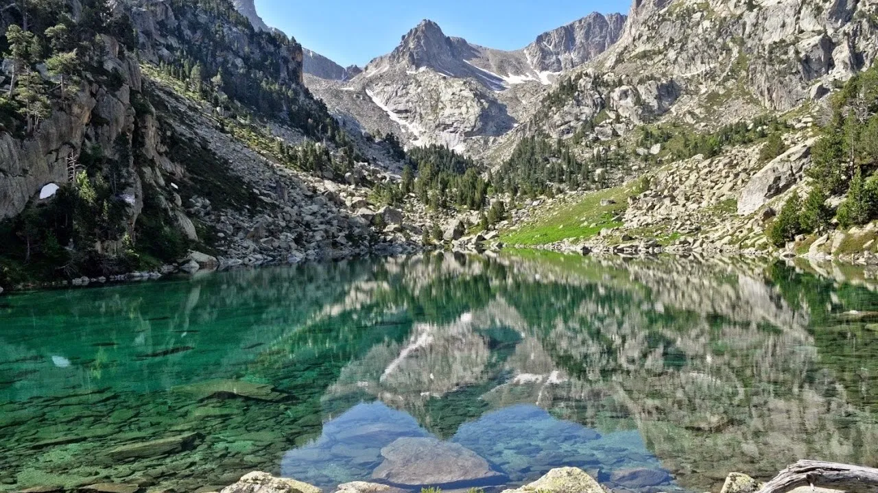 Personas practicando senderismo en un paisaje montañoso